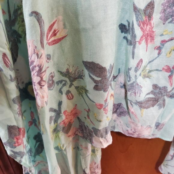 NWOT Gorgeous Lace Floral Cover Up - Picture 3 of 3